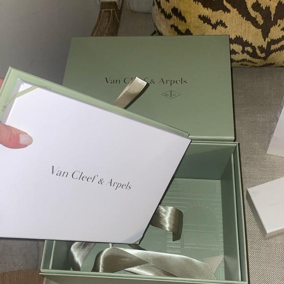 NEW Van Cleef & Arpel Gift Box - Picture 5 of 5